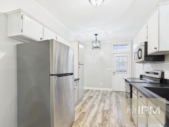 Building Photo - Beautiful 4 Bedroom, 1 Bath Home with Off-Street Parking!!