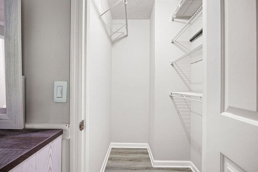 Building Photo - 1871 Grant Ct