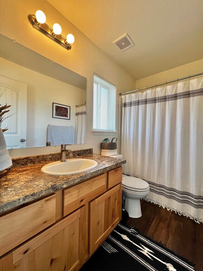 Building Photo - 2 Bedroom 2.5 bathroom Townhouse in Greeley