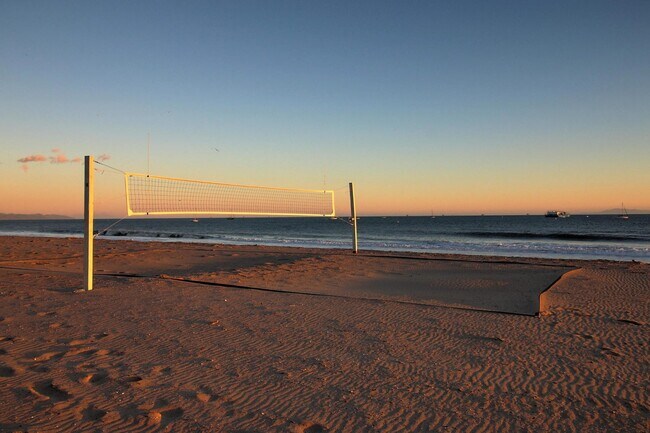 Building Photo - Lovely ground floor unit at the incredible El Escorial! Santa Barbara:)