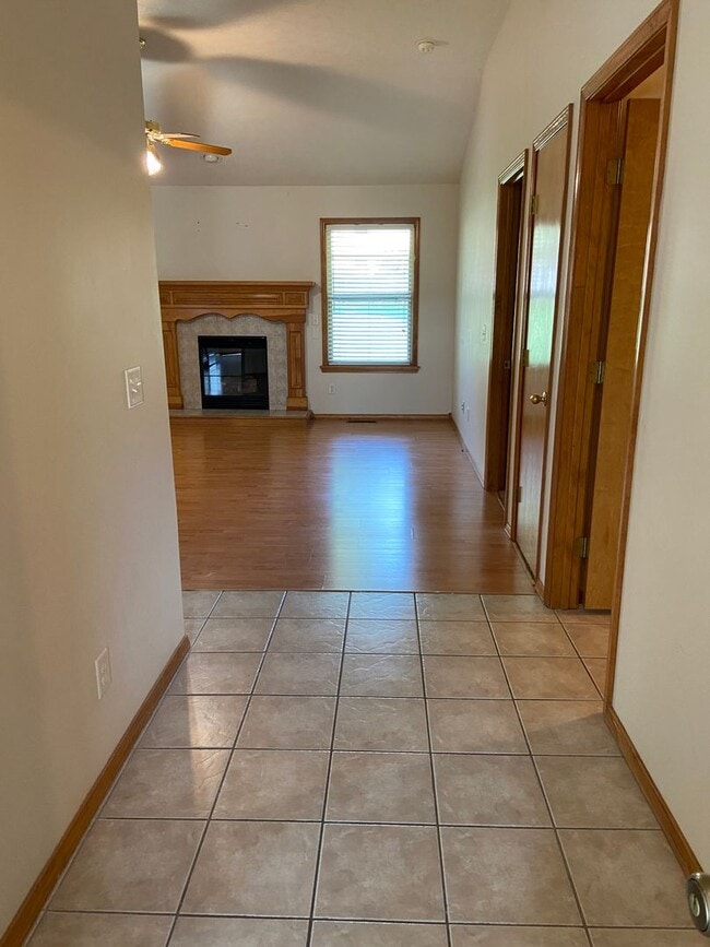 Building Photo - Great 3 BR, 2 Bath, 2 Car Garage Ranch located in SW Springfield.