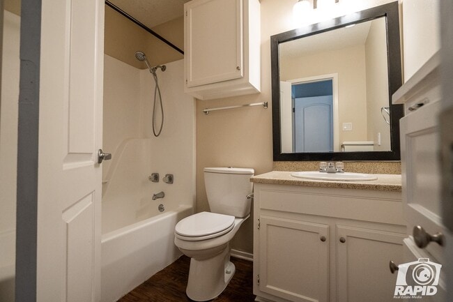 Building Photo - Updated 3-Bedroom Townhome with First-Floor Primary Suite
