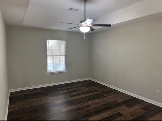 Building Photo - 2 Bedroom Townhome Conveniently Located in...