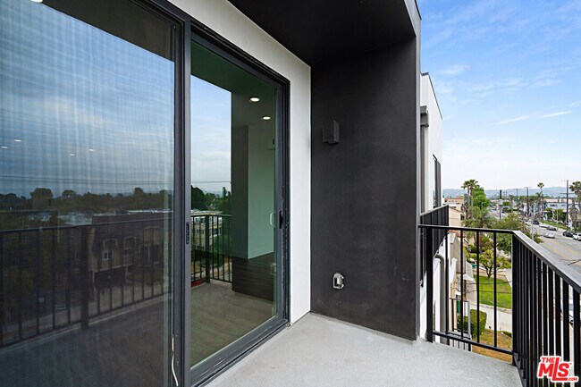 Building Photo - 6144 Whitsett Ave