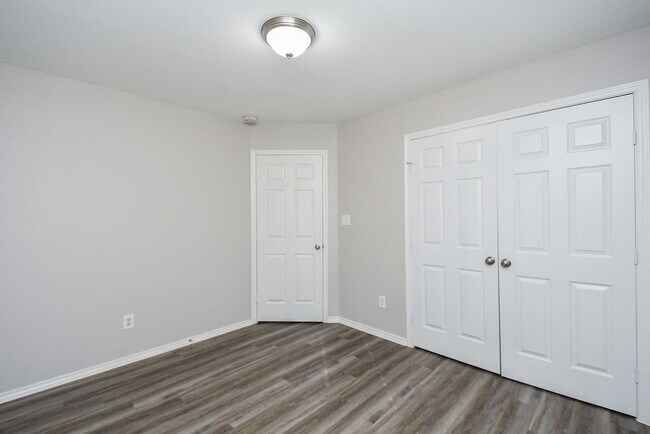 Building Photo - 946 Oak Falls Dr