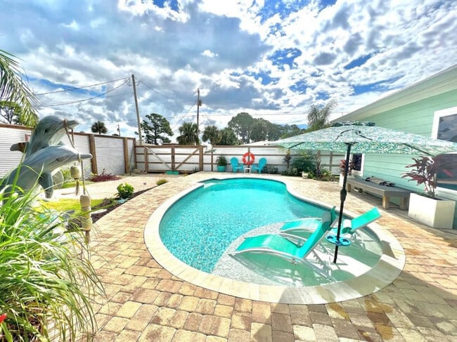 Building Photo - 5402 Pinetree Ave