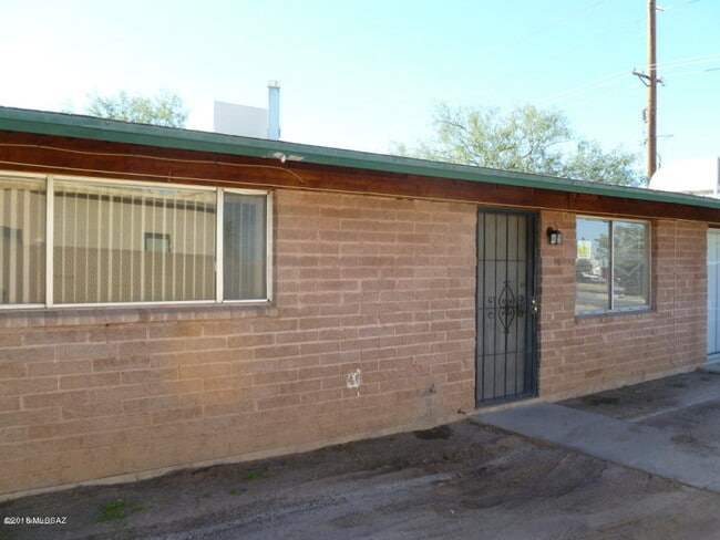 Building Photo - 1809 S Van Buren Ave