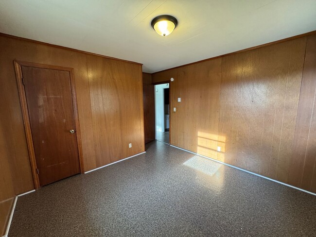 Building Photo - Ready to show!