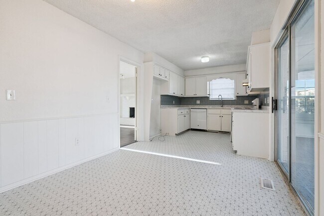 Building Photo - 3-Bedroom Home Near Dining, Shopping & Broadway Extension