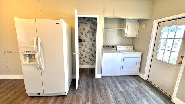 Building Photo - 220 NE 12th Ave