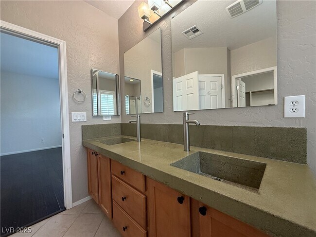 Building Photo - 2739 Mintlaw Ave