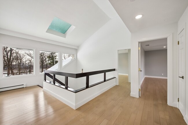 Building Photo - 11 Hudson Terrace