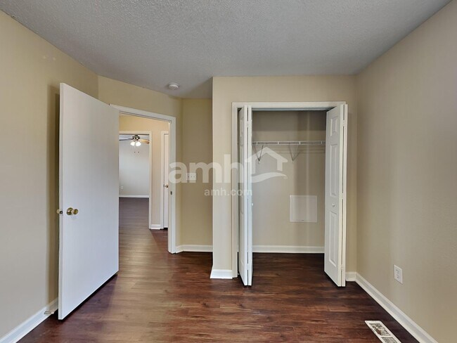 Building Photo - 1685 Willowview Ln
