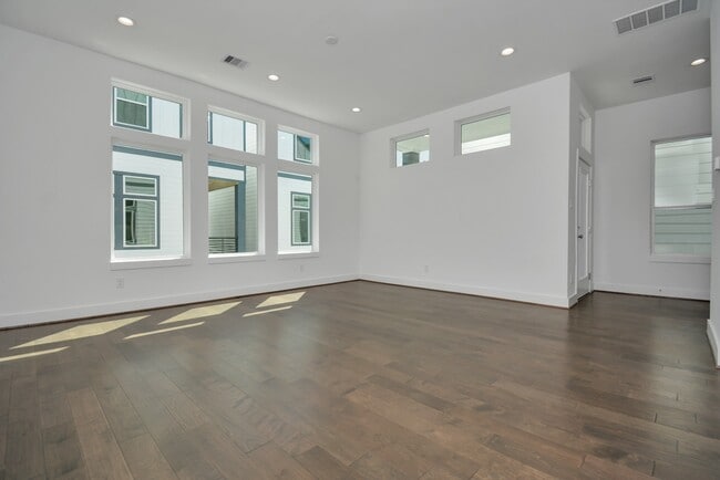 Building Photo - 420 Janisch Rd