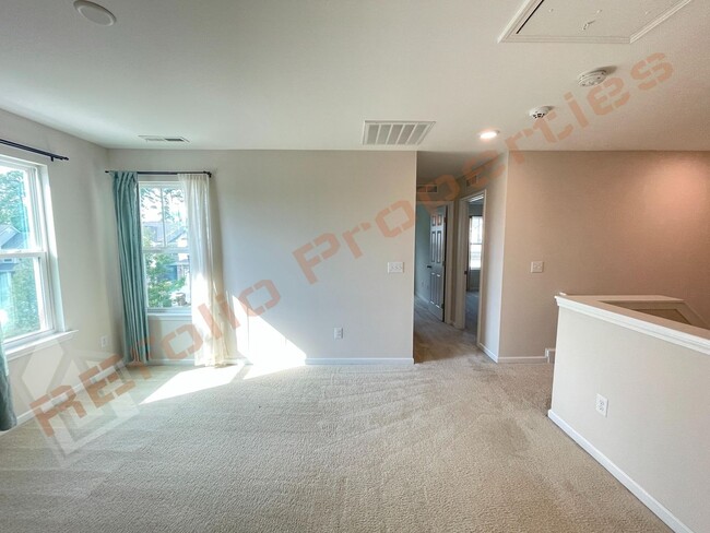 Building Photo - Beautiful 4 Bedroom 2.5 Bathroom End Unit ...