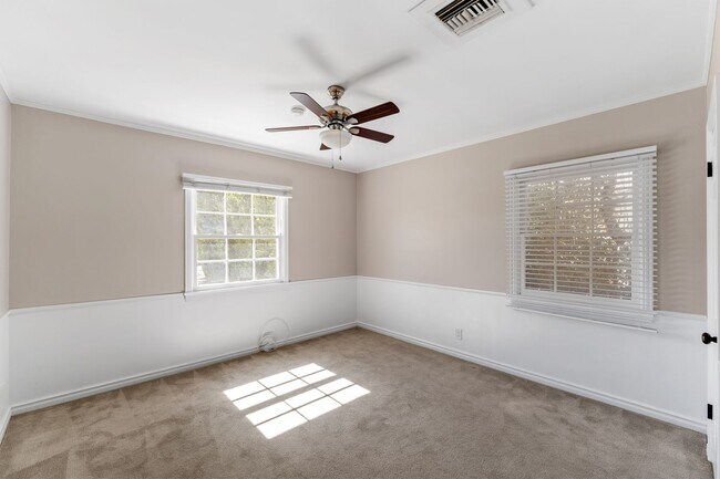 Building Photo - Single-story 3+3 in Woodland Hills w/appli...