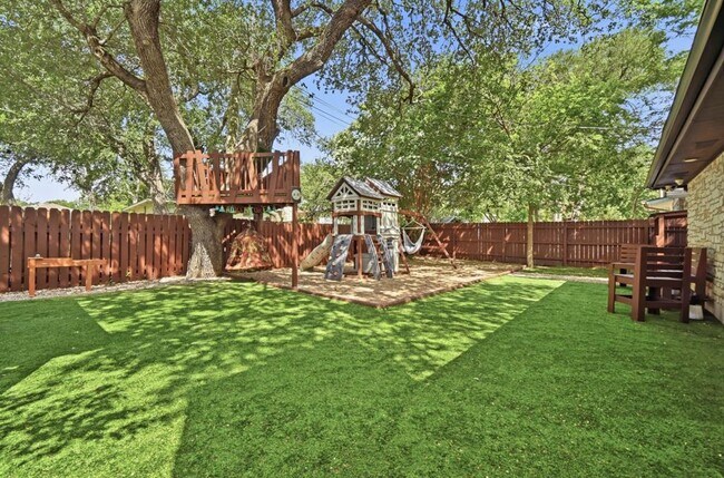 Building Photo - 303 Pin Oak Dr