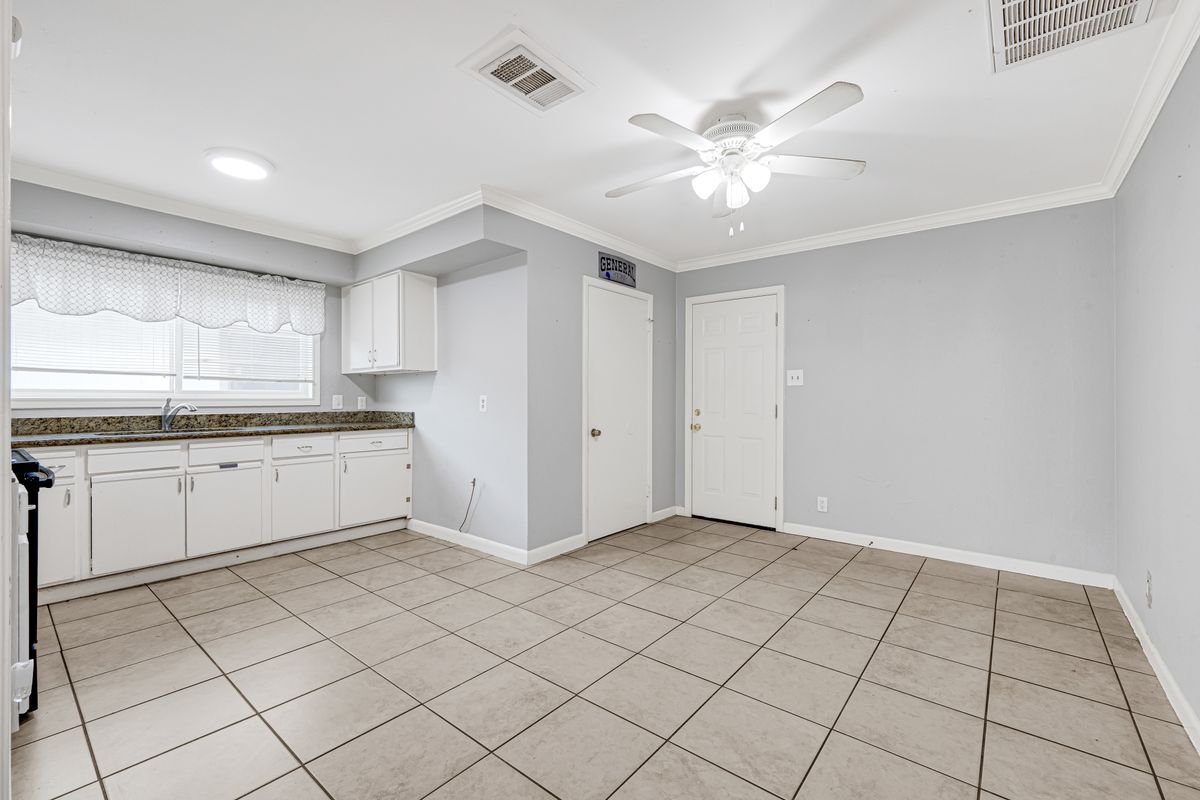 Building Photo - 3806 Kaplan Dr