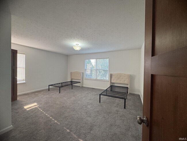 Building Photo - 2706 Grosbeak Ln