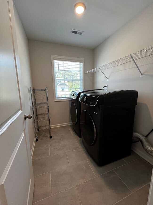 Building Photo - 311 Shoshone Cir
