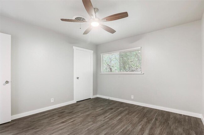 Building Photo - 5330 Balcones Dr