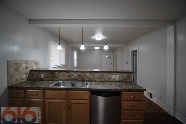 Building Photo - 813 Douglas St NW