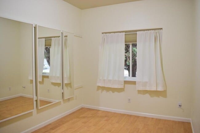 Building Photo - 2914 Farmington Ave