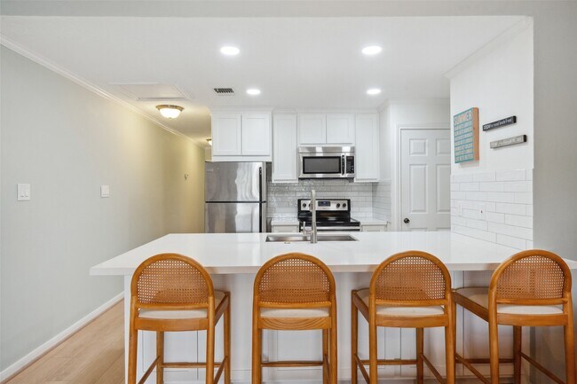 Building Photo - 801 River Rd