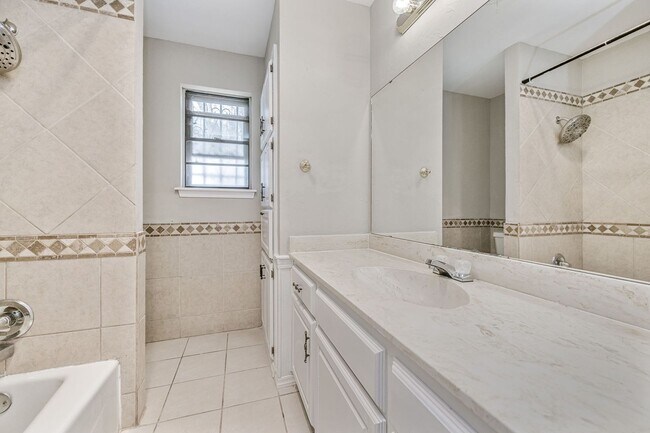 Building Photo - Spacious Puckett West Home For Lease