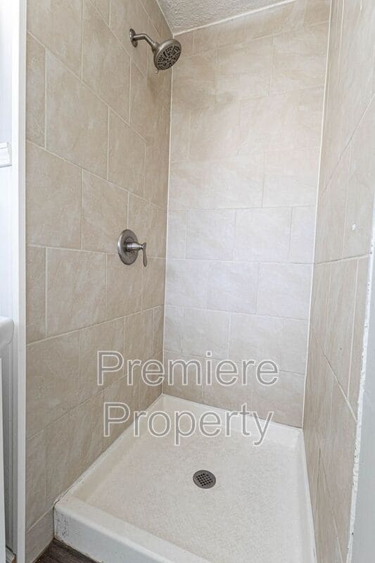 Building Photo - 7607 E 110th St