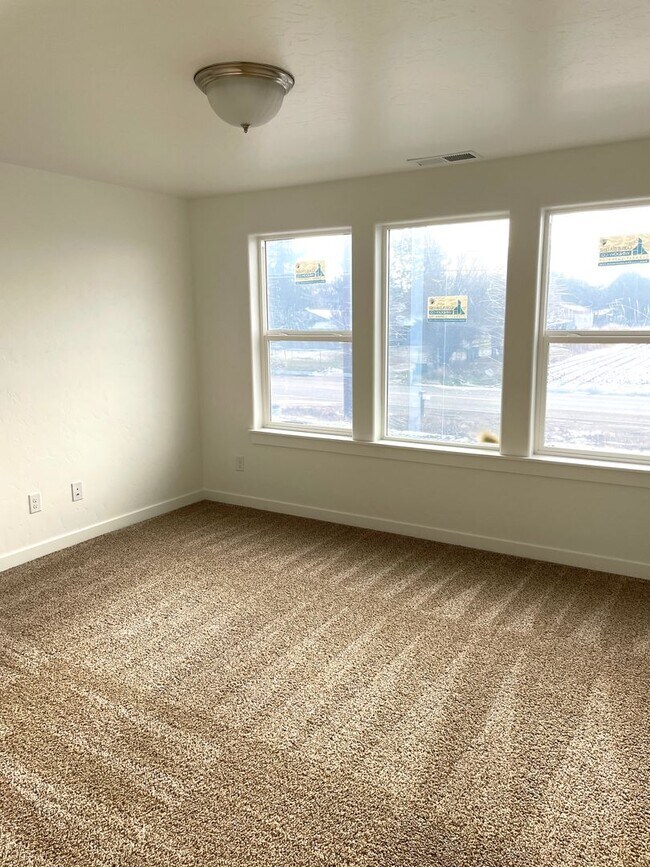 Building Photo - Beautiful Townhome