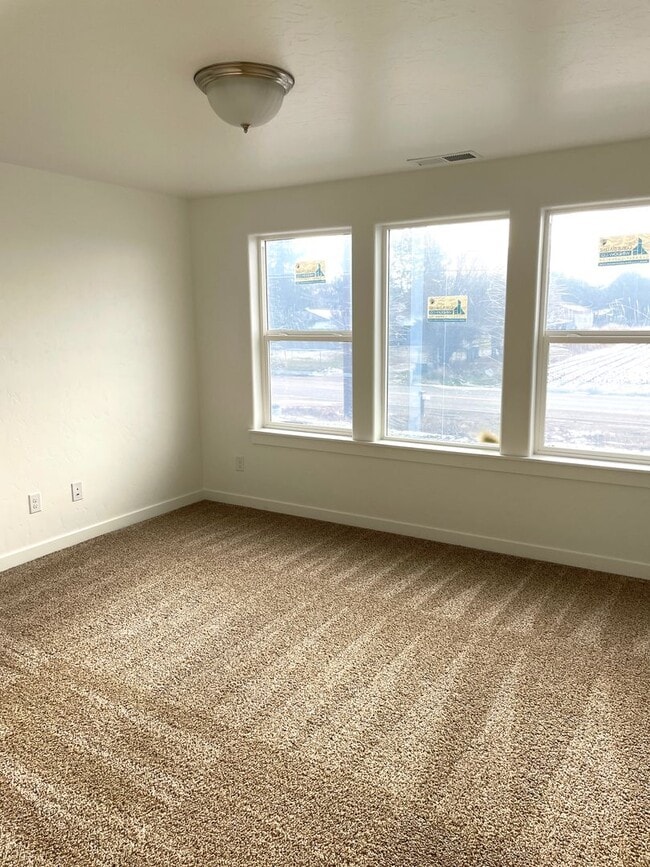 Building Photo - Newly Built Townhome