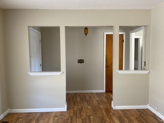 Building Photo - Ozark - Walk Out Basement with Extra Livin...