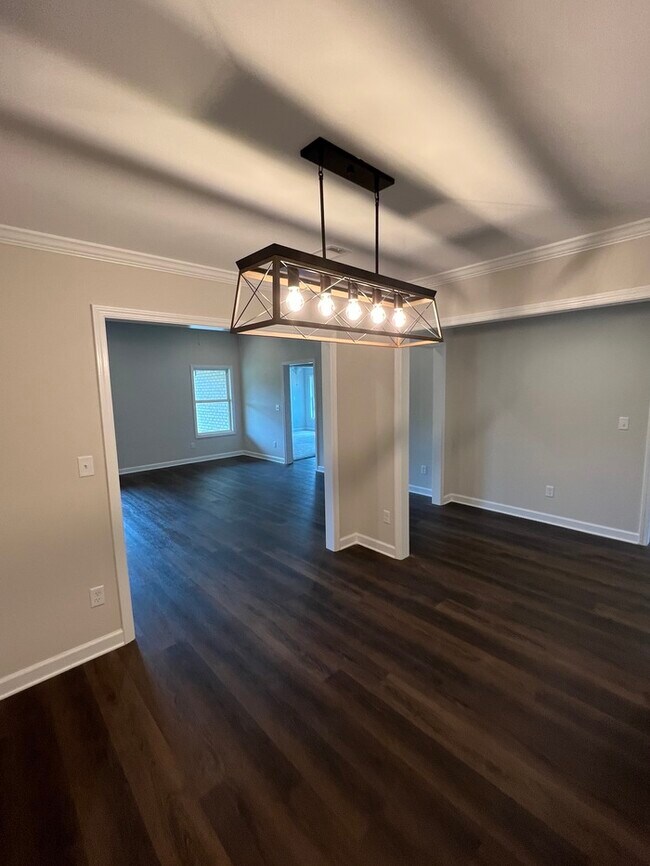 Building Photo - FIRST MONTH'S RENT FREE!
