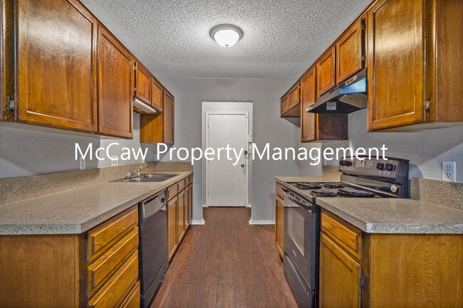 Building Photo - Spacious and Sparkling 2/1 Duplex in Fort ...