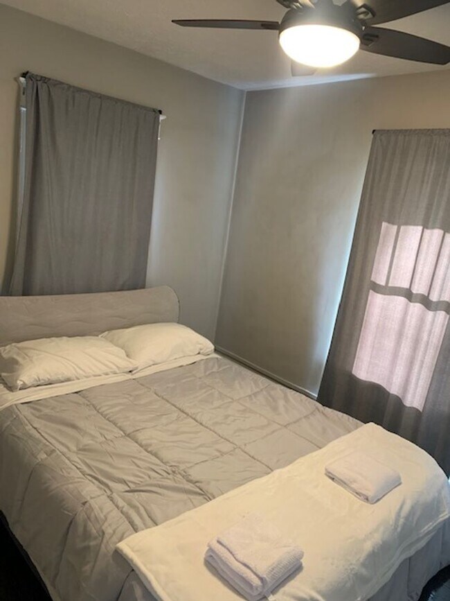 Building Photo - Beautiful 5 bedroom Home Located Near IU! ...