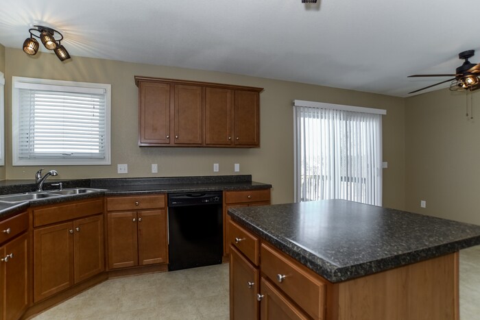 Building Photo - 13060 NW Oakview Dr
