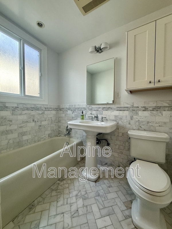Building Photo - 658 Rockdale Dr