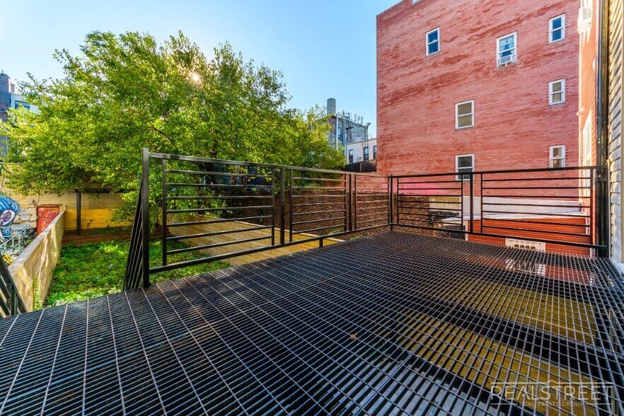 Building Photo - Stunning Brand New Townhouse for Rent in Bushwick!