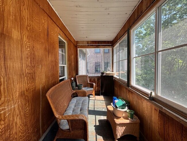 Building Photo - 2 BR/1 BA Apartment in a Great Minneapolis...