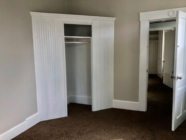 Building Photo - 548 E Pearl St