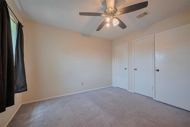 Building Photo - 3812 Redbud Dr
