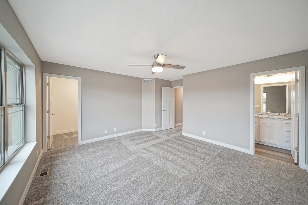 Master Bedroom w/walk-in closet - 8195 Regent Dr