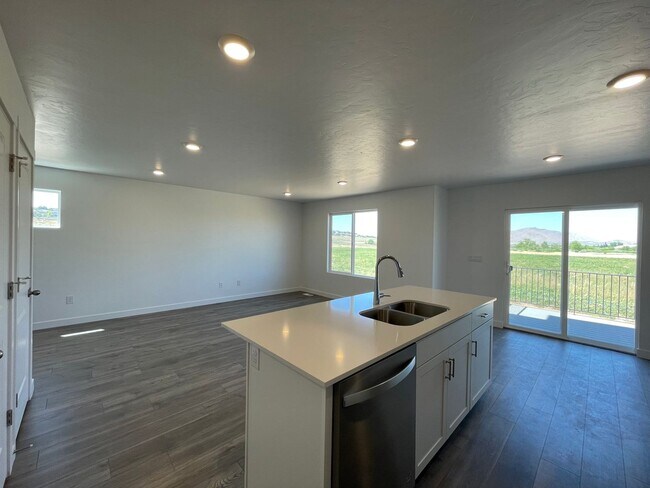 Building Photo - 3-Bedroom Townhome in Santaquin!