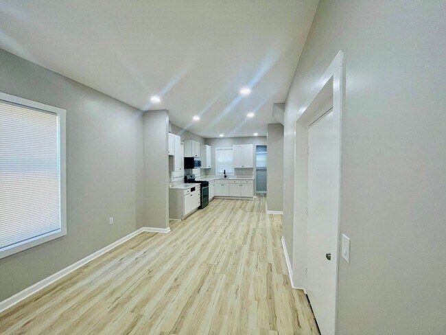 Building Photo - Open House 1:30-2:00 Sunday, August 3