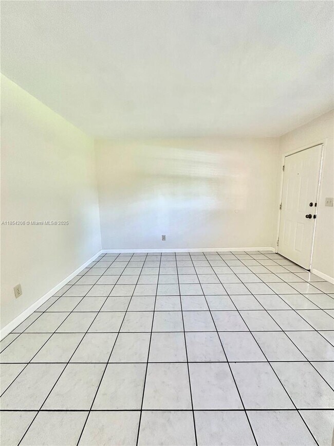 Building Photo - 15002 NE 11th Ct