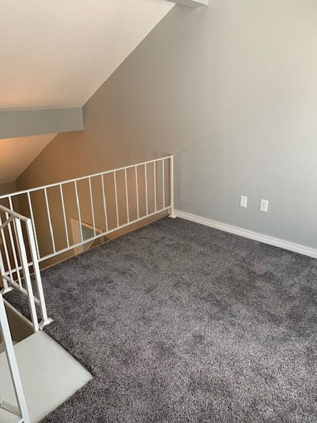 Building Photo - Spacious 3 bedroom 3.5 Baths 2 Home Office...