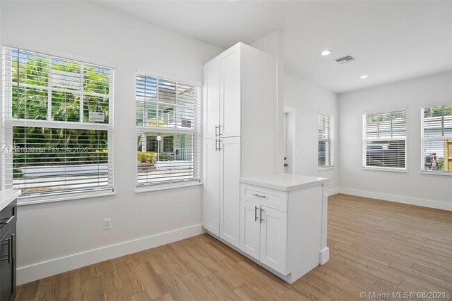 Building Photo - 711 N L St