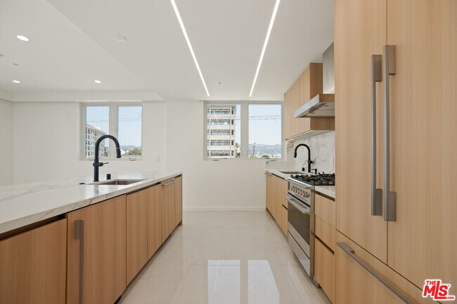 Building Photo - 1414 S Beverly Dr