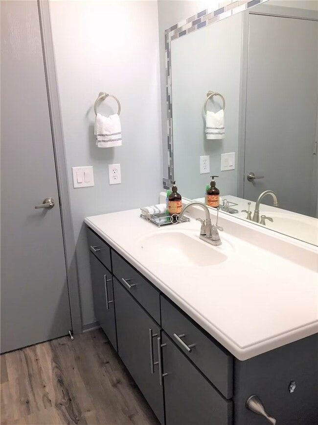 Building Photo - 106 NW Park St